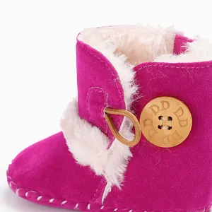 Detailansicht der weichen rosa Wildleder-Babystiefel mit warmem weißem Kunstfellfutter
