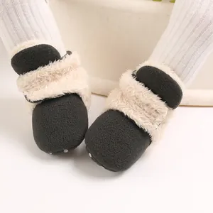 Vista detallada de las botas de nieve de felpa para bebés con suelas antideslizantes