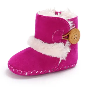 Magenta Baby-Winterstiefel mit weichem weißem Pelzbesatz und dekorativem Holzknopf