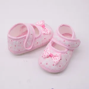 Detailansicht von rosa Baby-Prinzessinenschuhen mit weicher Sohle und einer gepunkteten Schleife