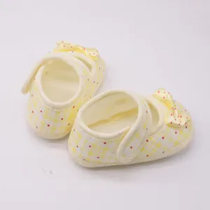 Detailansicht gelb karierter Prinzessinnenschuhe für Babys mit Schleife und weicher Sohle