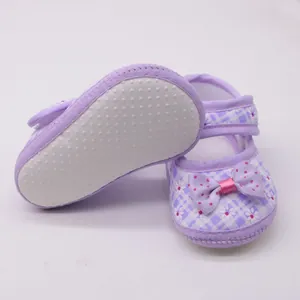 Detail von weichen Babyschuhen für Mädchen mit rutschfester Sohle und Schleife