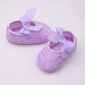 Vista detallada de zapatos de princesa de encaje púrpura para bebé con suela blanda
