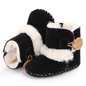 Detailansicht warmer schwarzer Babystiefel mit weißem Kunstfellfutter und Holzknopf.