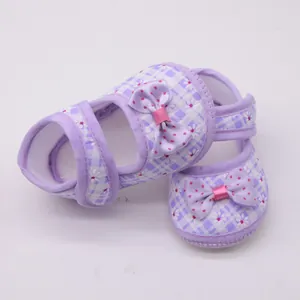 Detailansicht lila karierter Babyschuhe für Mädchen mit dekorativer Schleife und Blumen