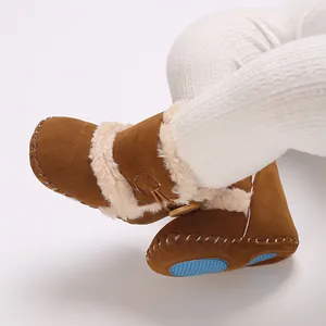 Nahaufnahme brauner Baby-Schneestiefel mit warmem Kunstfellfutter und rutschfester Sohle