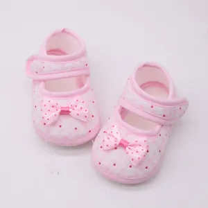 Detailansicht der rosa Baby-Prinzessinenschuhe für Mädchen mit dekorativen Schleifen