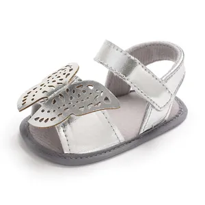Sandalias plateadas para bebé niña con mariposa decorativa y suela blanda flexible