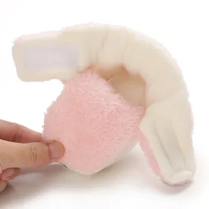 Detalle del suave forro de felpa y el cierre de velcro de las botas de nieve rosa para bebé
