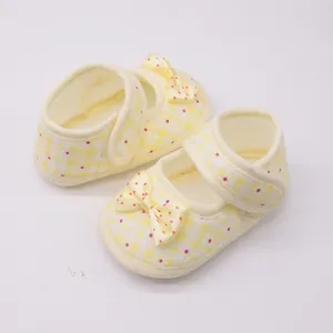Detailansicht gelb karierter Baby-Prinzessin-Schuhe mit weicher Sohle und Schleife