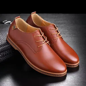 Primer plano de zapatos Derby de cuero marrón para hombre con cordones y punta redonda.