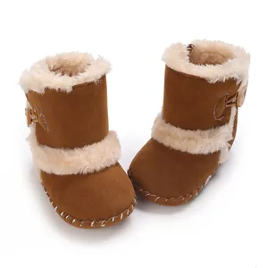 Detailansicht der braunen Baby-Winterstiefel mit warmem weißem Kunstfellbesatz