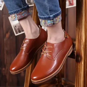 Primer plano de elegantes zapatos de cuero marrón para hombre con punta redonda y cordones