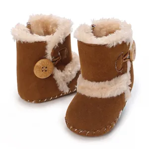 Nahaufnahme brauner Baby-Winterstiefel mit warmem Kunstfellfutter und dekorativem Holzknopfdetail
