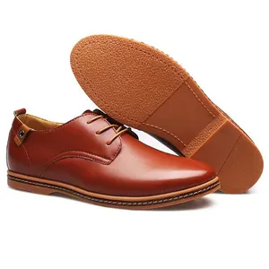 Vista detallada de los zapatos casuales de cuero marrón para hombre con suela antideslizante.