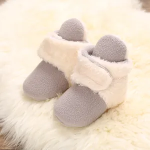 Primer plano de botas de nieve para bebé de forro polar con suave forro de felpa suave.