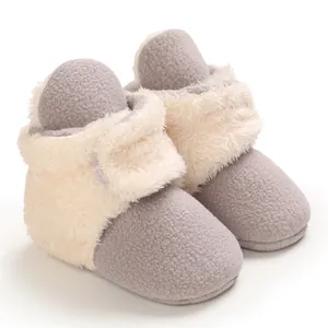 Primer plano de botas de invierno de forro polar gris para bebé con suela suave