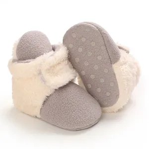 Detalle de cálidas botas de invierno para bebé forradas de felpa con suela antideslizante