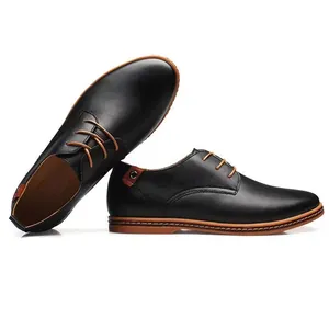 Vista lateral de zapatos derby de cuero negro con suela y cordones marrones en contraste