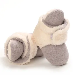 Detalle de botas de nieve para bebé con forro de lana gris y blanca para el calor invernal