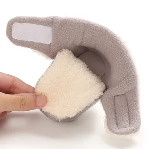 Vue détaillée de chaussure bébé en polaire grise avec doublure peluche et bride velcro