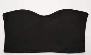 Primer plano de un top bandeau negro sin tirantes, parte de un elegante conjunto de ocio