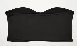 Detalle de primer plano de un top bandeau elástico negro minimalista para mujer set