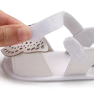 Vista de detalle de sandalia blanca para bebé con cierre de velcro ajustable