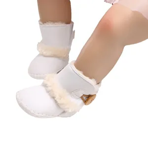Stivaletti da neve bianchi per neonati con morbida ecopelliccia e bottone in legno decorativo.