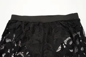 Primer plano del tejido de encaje floral negro y la cintura elástica de un pantalón de mujer