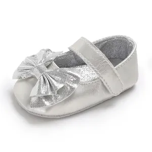 Chaussures de marche princesse pour bébé fille en argent avec nœud et velcro.