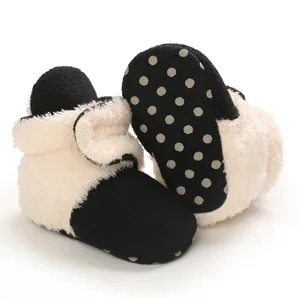 Primer plano de botas de invierno de felpa para bebé con suelas suaves antideslizantes