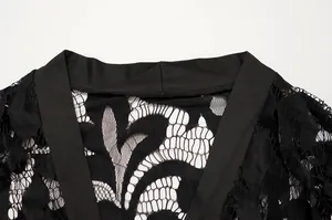 Primer plano del detalle del escote de encaje negro de un conjunto para mujer