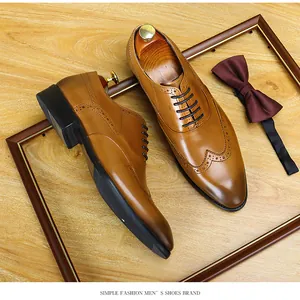 Zapatos de vestir brogue de cuero marrón estilo británico para hombre con punta de ala