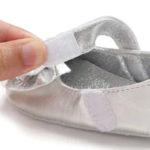 Détail de la sangle velcro sur la chaussure de marche bébé argentée