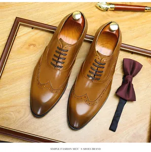 Vista detallada de zapatos brogue de cuero para hombre en color canela con diseño wingtip