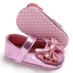Gros plan de chaussures de marche princesse roses pour bébé avec joli nœud papillon