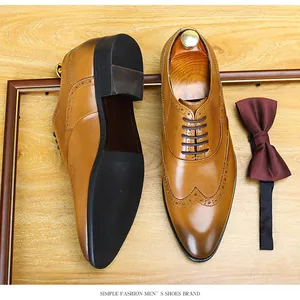 Vista detallada de zapatos brogue de cuero marrón con elegantes patrones de punta de ala