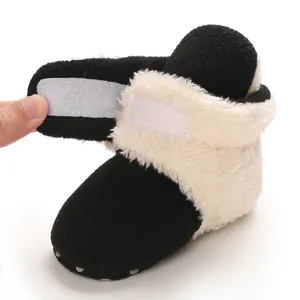 Detalle de bota de nieve suave para bebé con cierre de velcro ajustable cómodo
