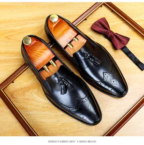 Draufsicht auf hochwertige schwarze Leder-Brogue-Tassel-Loafer für Herren für Anlässe