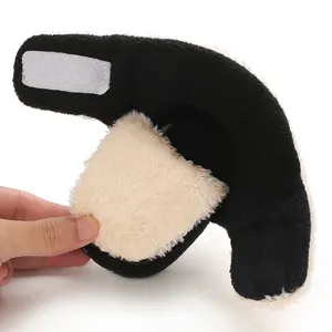 Primer plano del forro de felpa cálida y el cierre de velcro en botas de nieve para bebé.