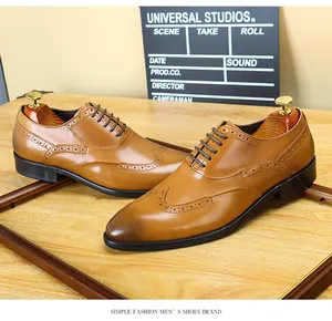 Detalle de los zapatos Oxford brogue de cuero marrón con elegantes perforaciones