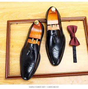 Elegante schwarze Brogue-Schuhe aus echtem Leder mit Quasten und hölzernen Schuhspannern