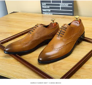 Vista detallada de elegantes zapatos Oxford de cuero marrón para hombres de negocios