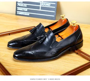 Detailansicht der schwarzen Brogue-Herrenschuhe aus Leder mit dekorativen Quasten