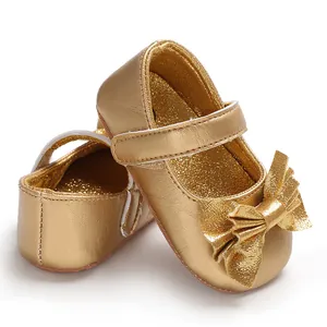 Gros plan détaillé de chaussures de marche dorées pour bébé princesse avec nœud élégant