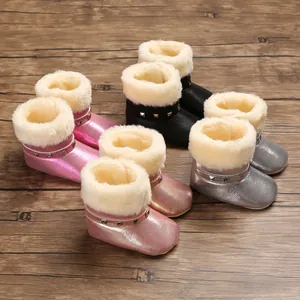 Bottes de neige pour bébé avec bordure en fausse fourrure et détails de clous