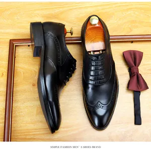 Vista detallada de zapatos brogue de cuero negro para hombre con pajarita granate