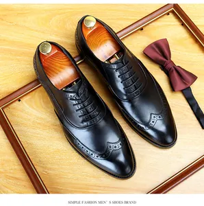Vista detallada de zapatos Oxford de cuero negro para hombre con perforaciones de estilo inglés