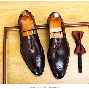 Detaillierte Draufsicht auf braune Leder-Brogues mit eleganten und feinen Quastenakzenten